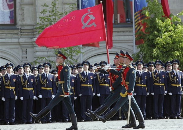 пронесли государственный флаг России, три знамени вооруженных сил страны, штандарты фронтов