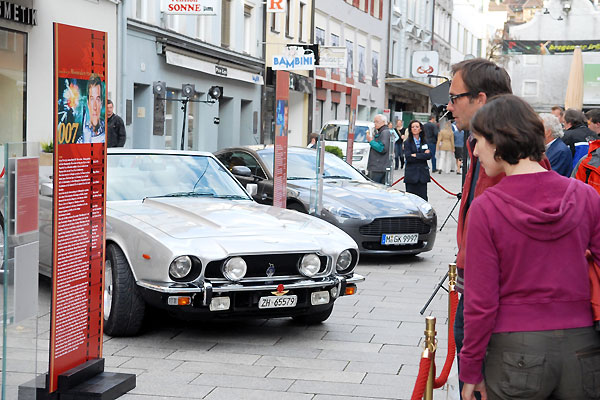 Экспозиция автомобилей Джеймса Бонда на улице австрийского городка