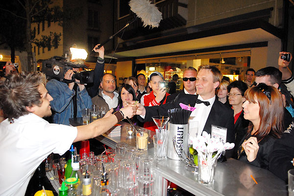 Двойник-каскадер Дэниэла Крейга заказывает мартини в открытом уличном баре