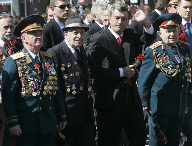 шествие ветеранов с виктором ющенко