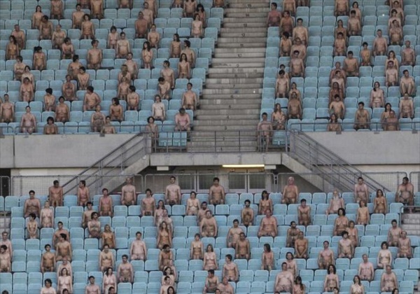 2008 голых человек на стадионе в вене