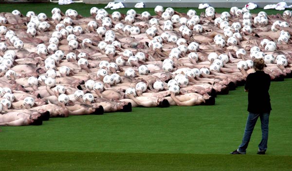 2008 голых людей акция спеснера туника в предверии чемпионата европы по футболу