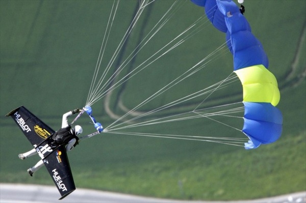 швейцарский изобретатель приземлился на парашюте ровно в том месте, откуда стартовал