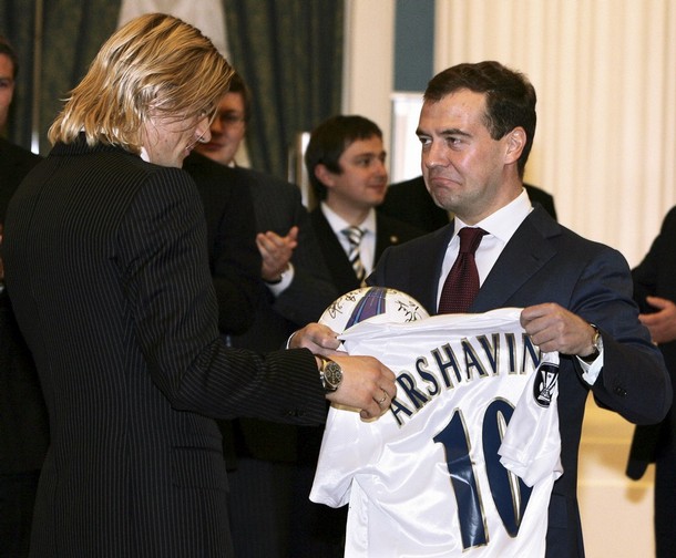 на футболке, подаренной президенту, красовалось фамилия Аршавин, а не Медведев