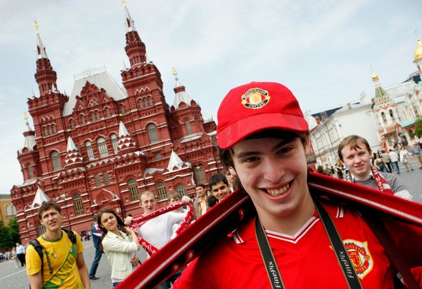 manchester united fans on the streeets of moscow
