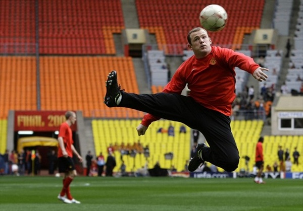 Нападающий Уэйн Руни (Wayne Rooney) заснят во время тренировки клуба Manchester United в Лужниках