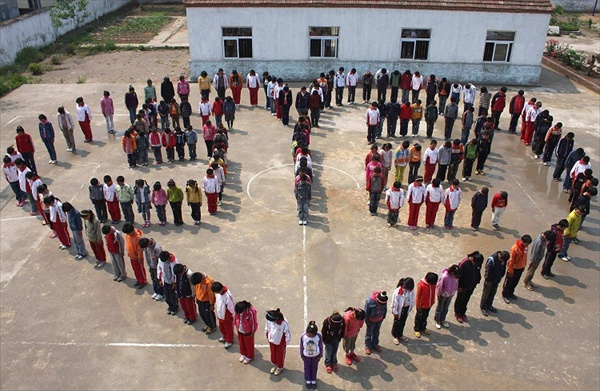 Три минуты молчания в детской школе в провинции Джангсу