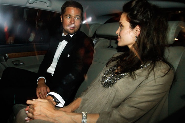 Анджелина Джоли (Angelina Jolie) и Брэд Питт (Brad Pitt) в автомобиле