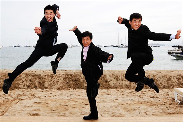 Джеки Чан (Jackie Chan) с актерами Лью Фенгчао (Liu Fengchao) и Ванг Венье (Wang Wenje)