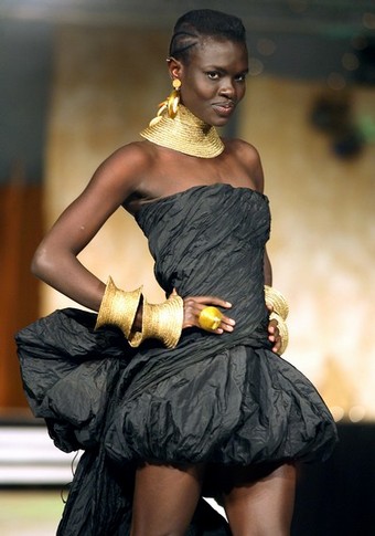 Кенийская модель Ajuma на показе камерунского модельера Imane Ayiss