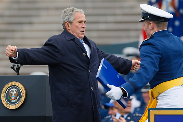 самый неформальный президент мира Джордж Буш во время ритуального приветствия грудью о грудь