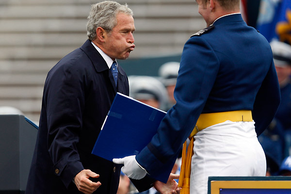 Президент Джордж Буш своеобразно поучаствовал в церемонии выпуска в Академии ВВС США