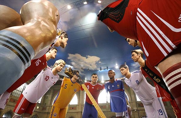 огромные статуи футбольных игроков высотой 17 метров - копии футболистов из разных сборных