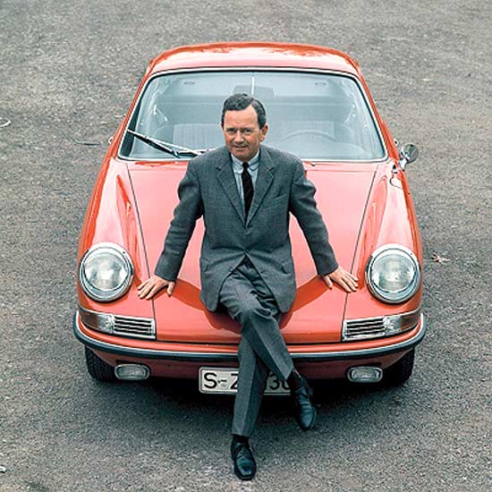 Ферри Порше изображен вместе с моделью Porsche 911, 1968 год