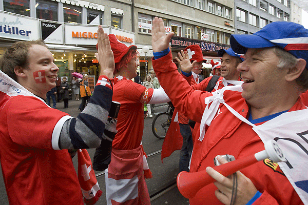 чешские и швейцарские болельщики перед матчем
