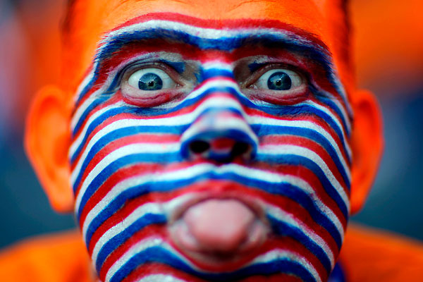 Известно, что у голландских болельщиков самые яркие наряды