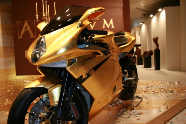 Золотой мотоцикл MV Agusta F4 на International Fair of Luxury