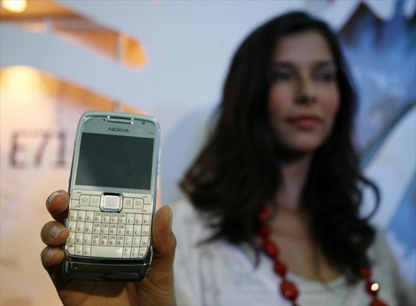 Модель Nokia E71 снабжена полноценной QWERTY-клавиатурой