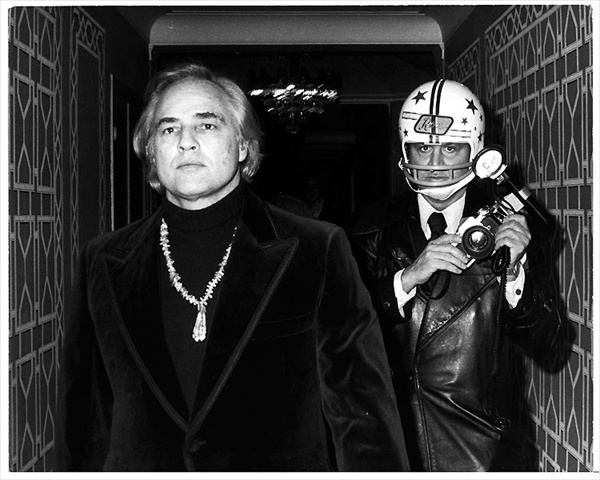 Легендарный американский актер Марлон Брандо (Marlon Brando) и его тень - фотограф Рон Галлела