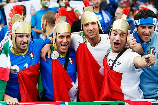 футбольные фанаты сборной Италии