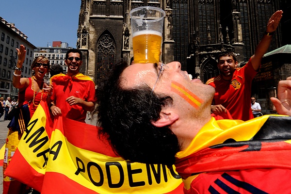 футбольные фанаты сборной Испании