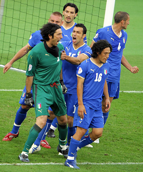 euro2008_gianluigi_buffon_penalty_by_adrian_mutu.jpg