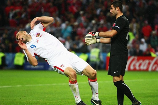 euro2008_turkish_goalkeeper_against_koller.jpg