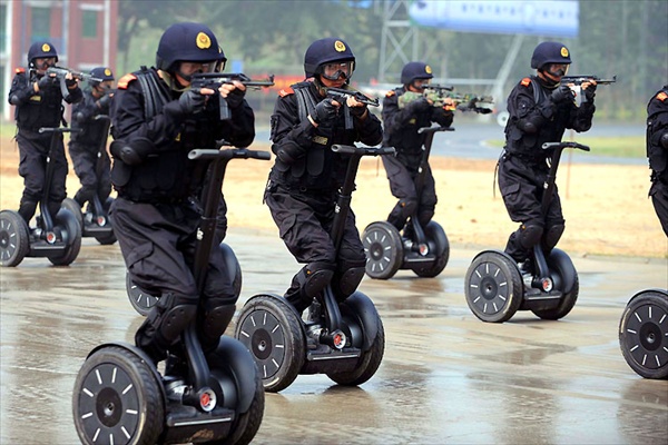 Китайские полицейские, вооруженные наноавтоматами передвигаются на сегвеях 