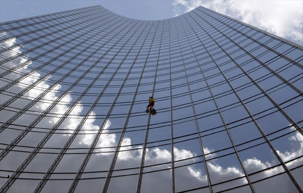 Ален Робер в процессе подьема на небоскреб во Франкфурте