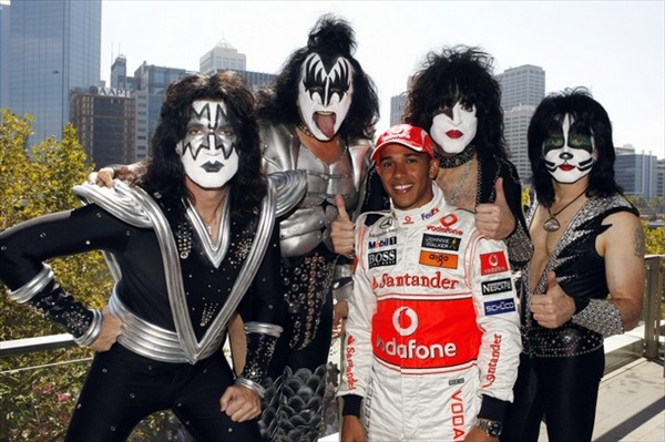 lewis_hamilton_kiss.jpg