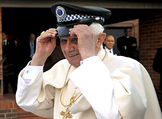 папа римский примерил на себя фуражку австралийской полиции