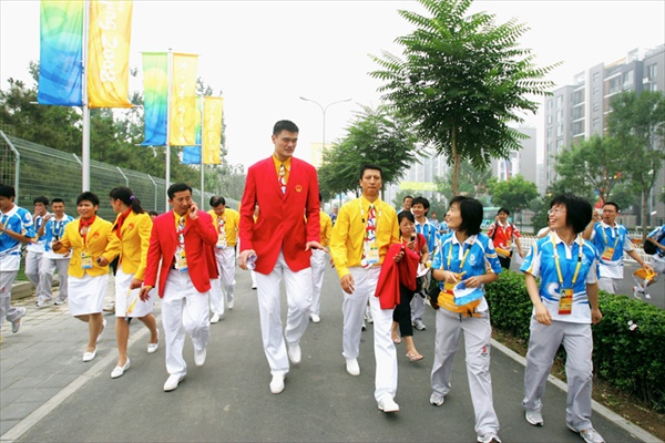китайский баскетболист Яо Минг (Yao Ming), прогуливающийся по территории Олимпийской деревни