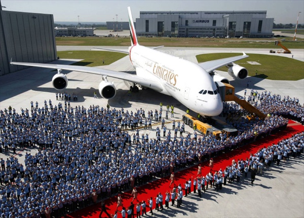 Церемония передачи авиакомпании Emirates аэробуса A380 на заводе Airbus в Гамбурге