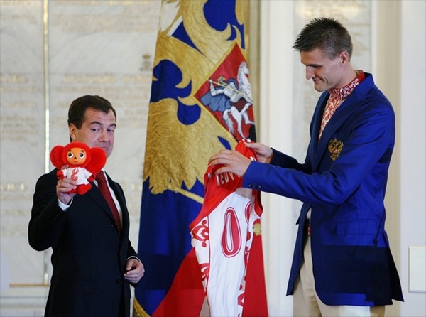 Олимпийцы подарили президенту России Дмитрию Медведеву майку с его фамилией и чебурашку