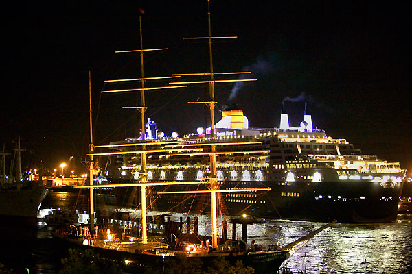 queen_mary2_hamburg05.jpg