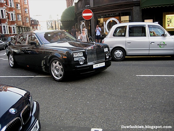 black Rolls-Royce Phantom