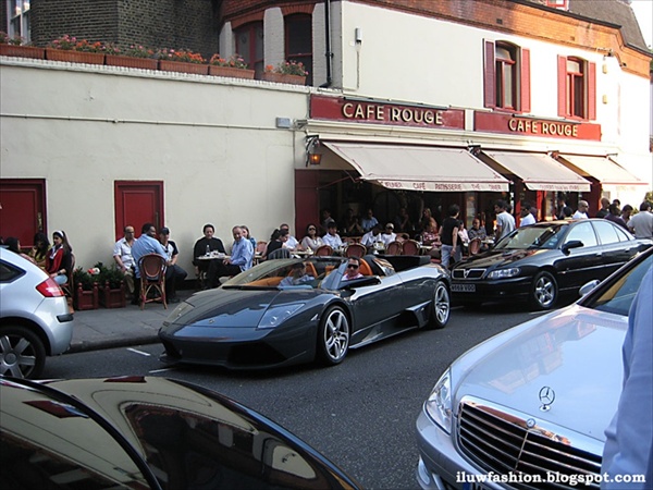 Ferrari and other expensive cars on Knightsbridge
