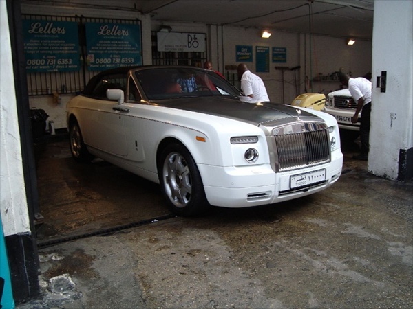 Rolls-Royce Phantom Coupe на автомойке