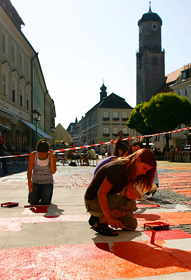 citizens working on the project Ein Kandinsky fuer Weilheim on the Marienplatz square in Weilheim