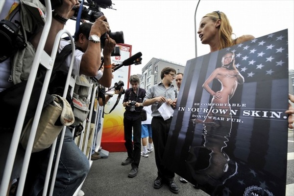 Amanda Beard presents PETA poster in Beijing