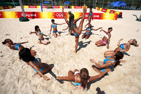 Тренировка женских сборных по пляжному волейболу и девушки из группы поддержки на Олимпиаде-2008