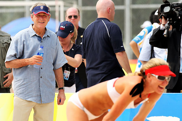 Джордж Буш играет в пляжный волейбол