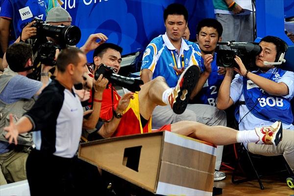 olympics_basketball_yao_ming_fall.jpg