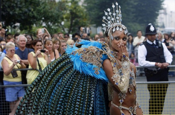самое массовое в Европе уличное шествие - карнавал карибской культуры в Ноттинг-Хилле