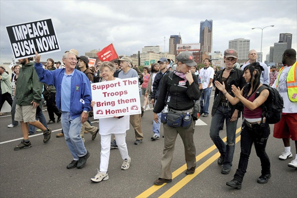 republican_party_day_protesters06.jpg