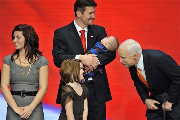 republican_national_convention_john_mccain_with_palin_family.jpg