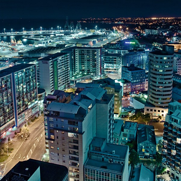 nz_night_auckland_square.jpg