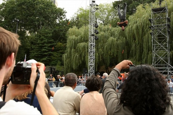 Дэвид Блейн висит вверх ногами в районе Центрального Парка в Нью-Йорке