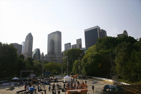 david_blaine_hangs_upside_down_central_park_ny03.jpg