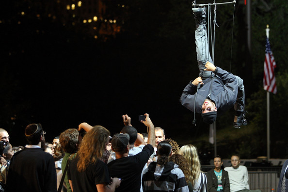 david_blaine_hangs_upside_down_central_park_ny04.jpg